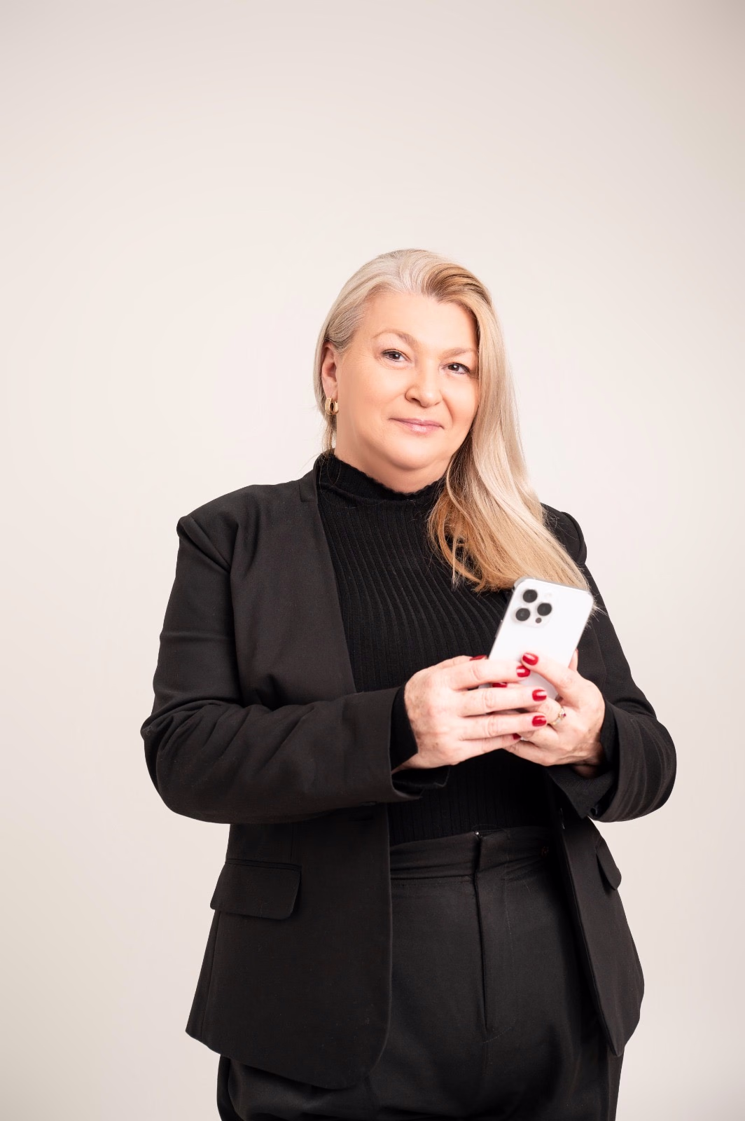 Dra. Tânia Regina Lorenção, com um celular nas mãos
